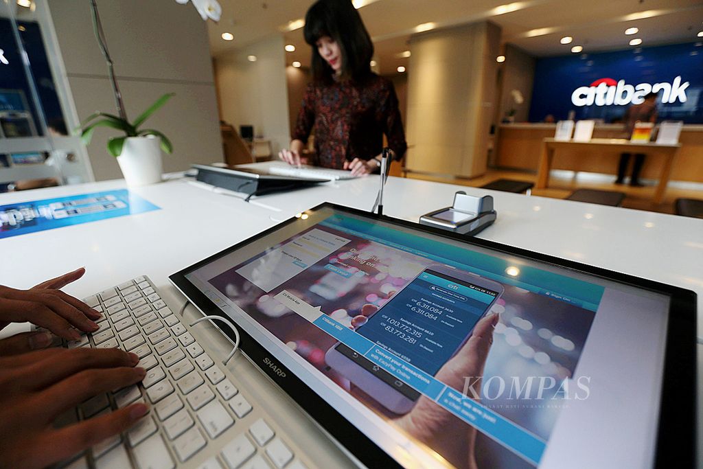 Petugas Citibank Sudirman, Jakarta, menunjukkan cara menggunakan mesin digital Citibank untuk melayani kebutuhan transaksi, informasi produk perbankan, dan update seputar keuangan, Jumat (25/11/2016). 
