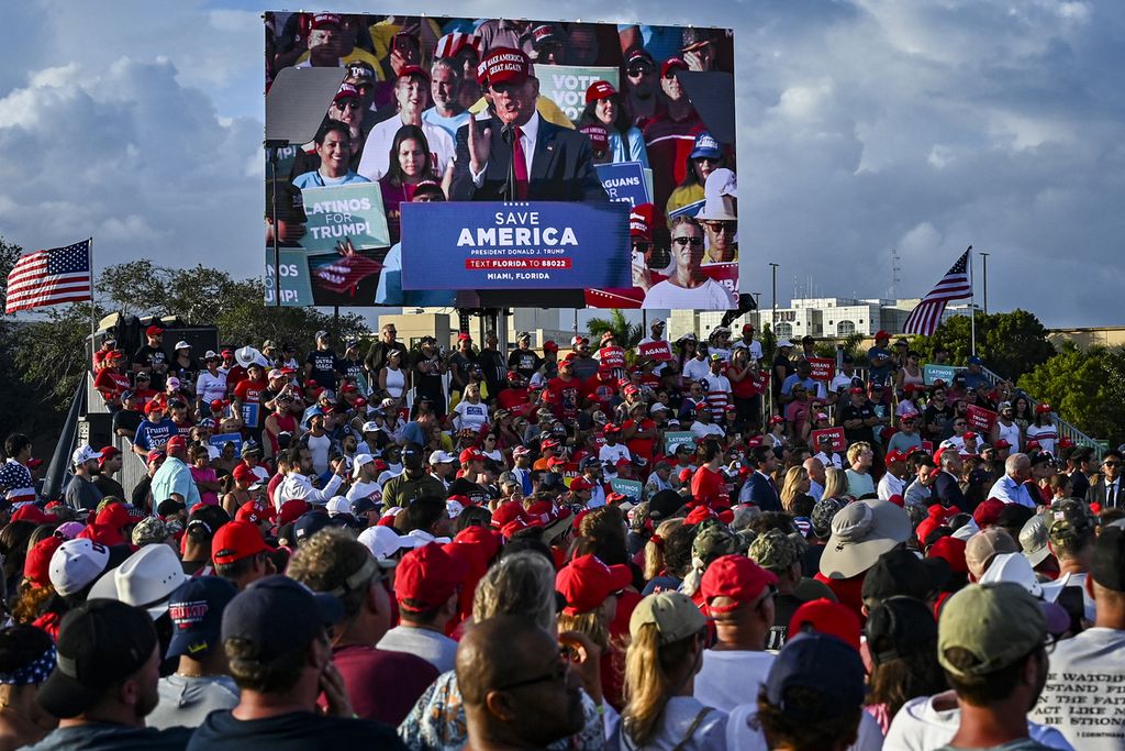 Presiden Amerika Serikat 2017-2021 Donald Trump berkampanye untuk Partai Republik di Miami, Negara Bagian Florida, Minggu (6/11/2022). Ia mempromosikan Senator Marco Rubio agar terpilih di ajang pemilu sela yang berlangsung pada Selasa (8/11/2022). Ada 35 kursi Senat yang diperebutkan dari total 100 kursi.    