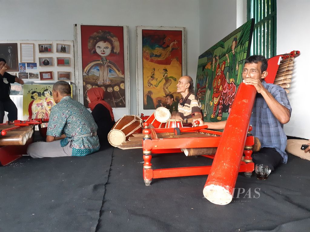 Sejumlah seniman, baik penari maupun penabuh calung, berlatih di Rumah Lengger Banyumas, Jawa Tengah, Minggu (6/2/2022). Mereka berlatih untuk memeriahkan Nyadran Terowongan Tirtapala pada 19 Februari 2022.