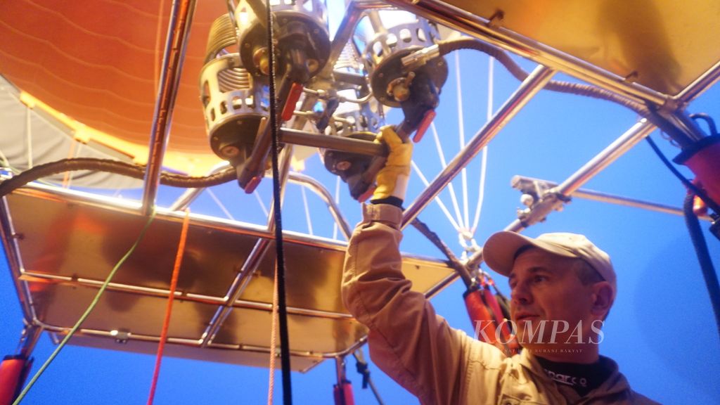  Vytautas Samarinas, pilot balon udara berkebangsaan Lituania, mengendalikan balon udara yang mengangkasa di atas Gurun Dubai, Jumat (22/3/2024) pagi. Balon udara yang dipiloti Samarinas hari itu mengangkasa dengan ketinggian maksimum 1.200 meter di atas permukaan tanah.