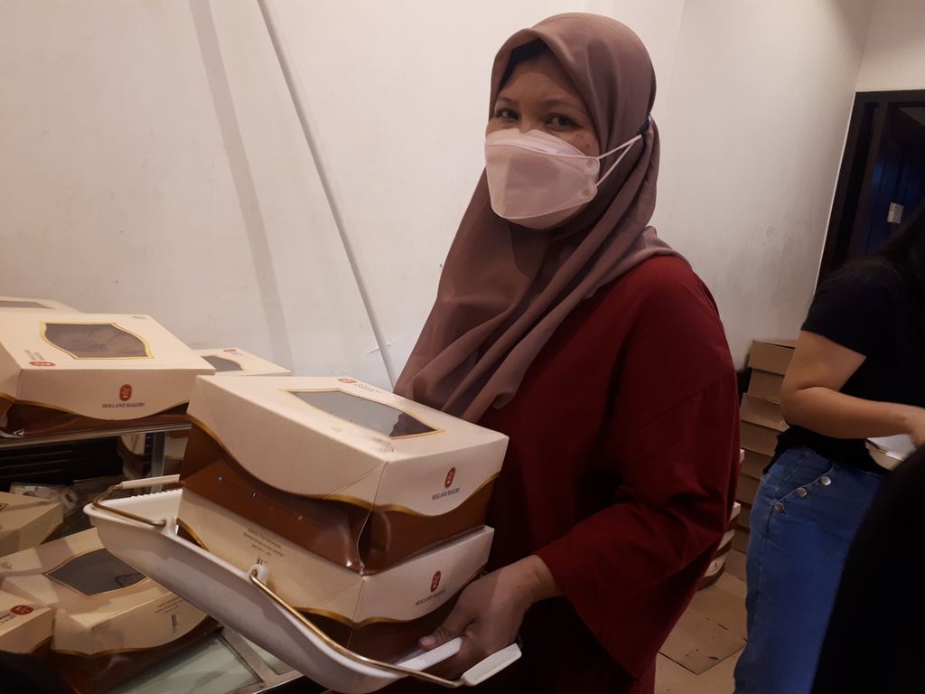 Warga membeli kue di Holland Bakery Slipi, Jakarta Barat, Sabtu (28/1/2023).