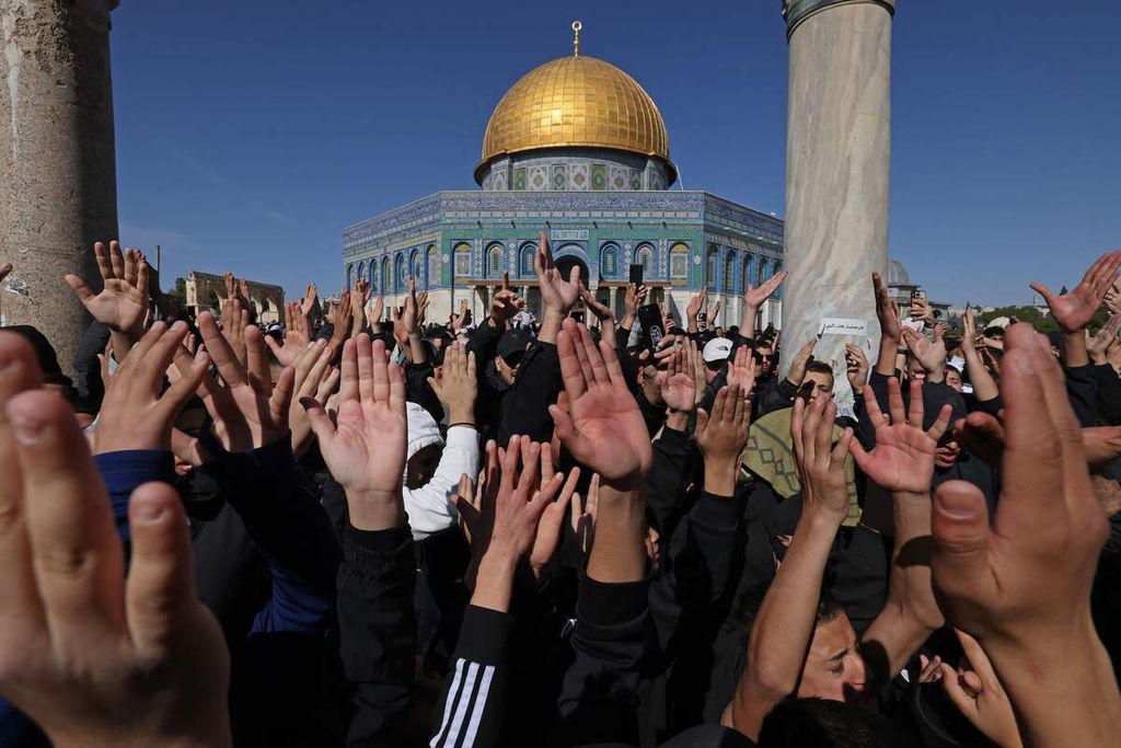 Warga Palestina berunjuk rasa di kompleks Masjid Al-Aqsa, Jumat (27/1/2023), menentang serangan Israel ke kamp Palestina di Jenin, wilayah pendudukan Tepi Barat.  