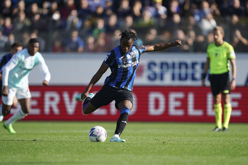 Sayap serang Atalanta, Ademola Lookman, mencetak gol dari titik penalti pada laga Liga Italia antara Atalanta dan Inter Milan di Stadion Gewiss, Bergamo, Minggu (13/11/2022). 