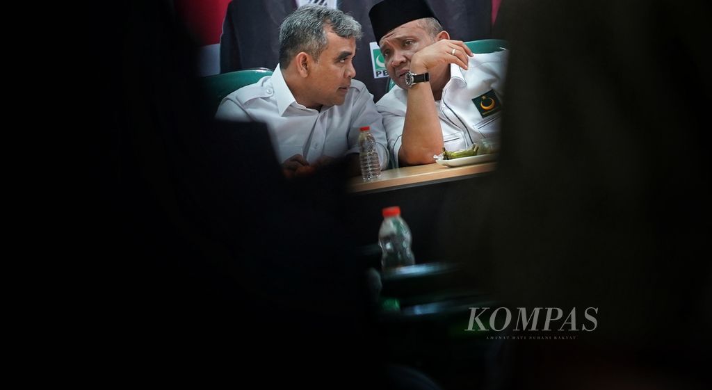 Sekretaris Jenderal Partai Bulan Bintang (PBB) Afriansyah Noor (kanan) berbincang dengan Sekretaris Jenderal Partai Gerindra Ahmad Muzani (kiri) saat pertemuan kedua partainya di Kantor DPP Partai Bulan Bintang, Jakarta, Senin (24/7/2023). 