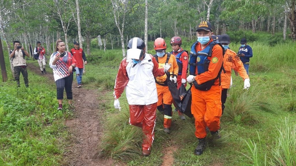 Tim SAR mengevakuasi korban tenggelam dan ditemukan tewas di Bendung Irigasi Batulicin, Desa Mekar Sari, Kecamatan Simpang Empat, Tanah Bumbu, Kalimantan Selatan, Sabtu (14/5/2022).