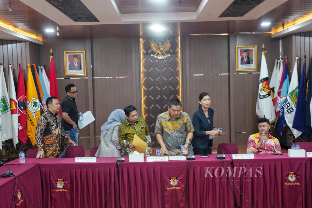 Para anggota Komisi Pemilihan Umum DKI Jakarta meninggalkan tempat duduknya setelah menggelar konferensi Pengumuman Pendaftaran Calon Gubernur dan Wakil Gubernur Provinsi DKI Jakarta Tahun 2024 di kantor KPU Provinsi DKI Jakarta, Sabtu (24/8/2024).