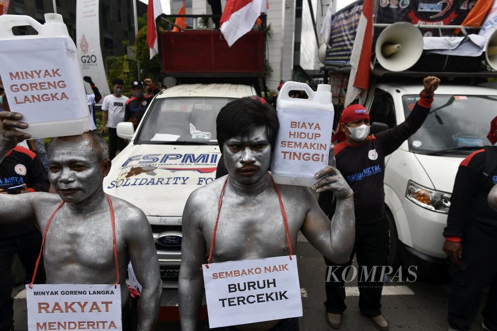 Unjuk rasa memprotes kenaikan harga minyak goreng dan bahan pokok berlangsung di depan  Kementerian Perdagangan di Jakarta, Selasa (22/3/2022). 