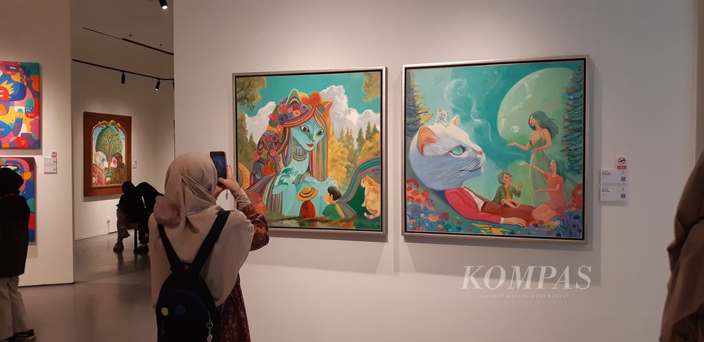Dua lukisan karya Syakieb Sungkar ditampilkan di pameran Artgorithm - Art in Chain di Galeri Zen1, Jakarta, Senin (12/2/2024).