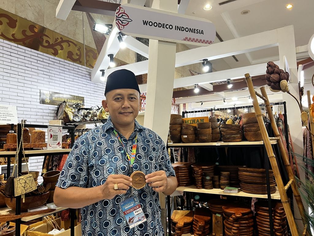 Pemilik Woodeco Indonesia Agung Setiawan dalam pameran Inacraft 2023, di Jakarta Convention Center, Jakarta, Jumat (3/3/2023).