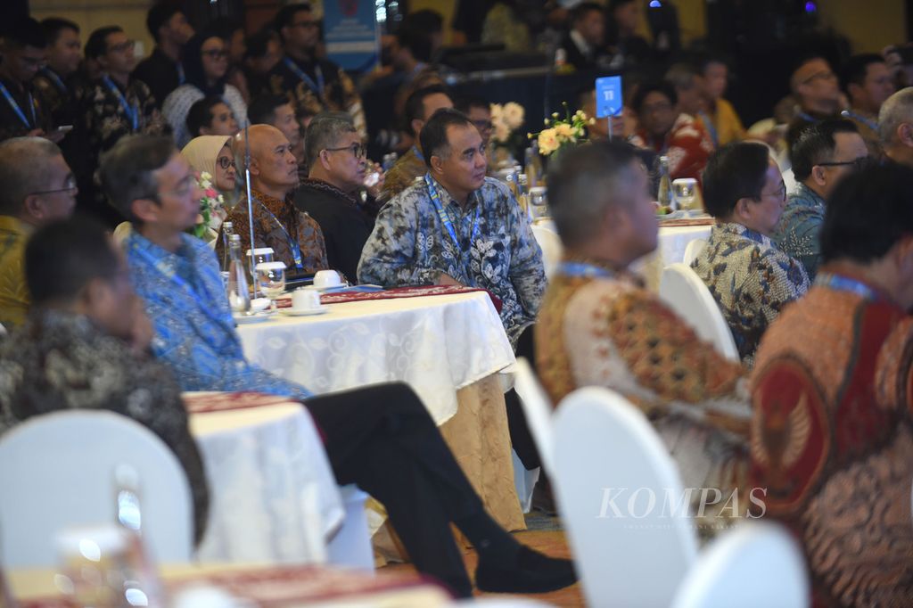 Suasana diskusi panel Kompas100 CEO Forum Powered by PLN di Hotel Novotel, Balikpapan, Kalimantan Timur, Rabu (1/11/2023). 