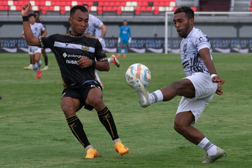 Borneo FC player, Terens Puhiri (right), attempts to pass Dewa United player, Robi Darwis, during the BRI Liga 1 match at Captain I Wayan Dipta Stadium, Gianyar, Bali, on Tuesday (30/4/2024). Dewa United defeated Borneo FC with a score of 2-1.