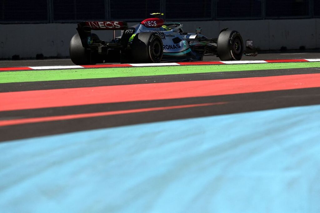 Pebalap Mercedes, Lewis Hamilton, mengemudikan mobilnya saat balapan Formula 1 Seri Azerbaijan di Sirkuit Jalanan Baku, Azerbaijan, Minggu (12/6/2022). Hamilton berhasil finis di posisi keempat. 