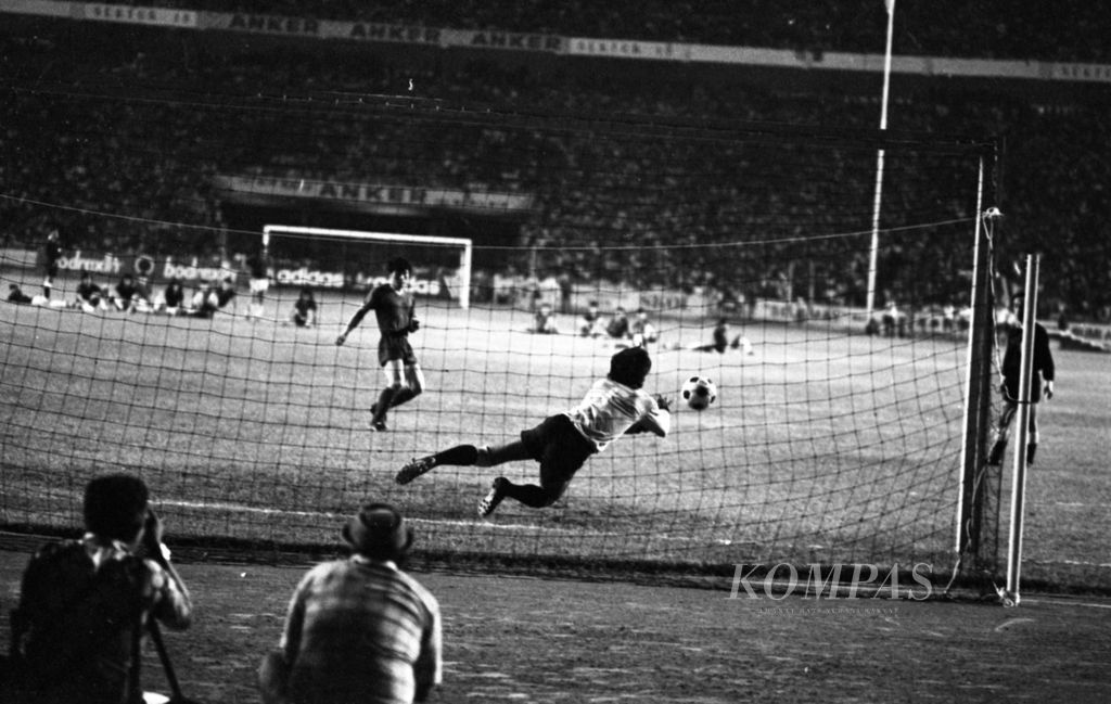 Indonesia's goalkeeper, Ronny Pasia, denied the penalty kick of North Korean player, Pak Jong-hun, in the final match of the Pre-Olympics 1976 on February 26, 1976, at the Senayan Main Stadium in Jakarta. Unfortunately, Indonesia still could not defeat North Korea in the penalty shootout.