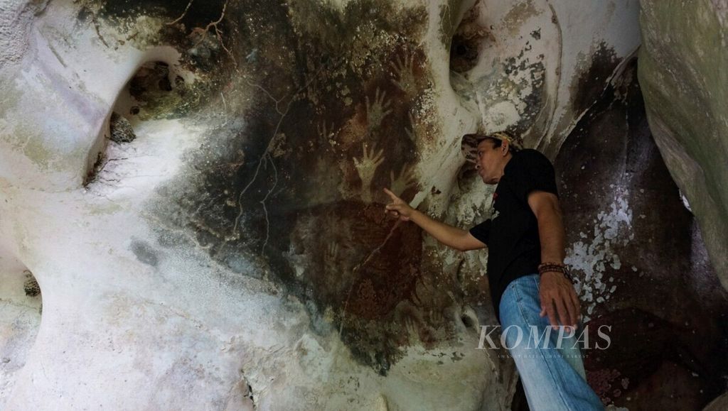Lukisan hewan dan stensil tangan di goa prasejarah Leang Petta Kere, Kecamatan Bantimurung, Kabupaten Maros, Sulawesi Selatan, pertengahan Maret 2018.