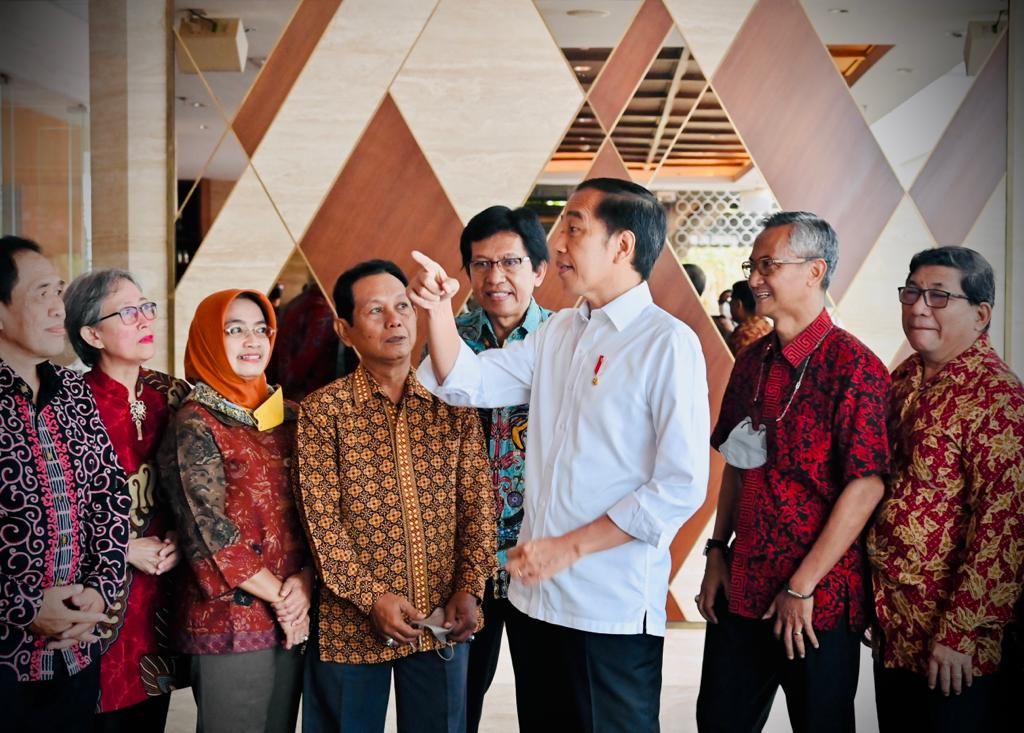 Presiden Joko Widodo bertemu dengan teman-temannya semasa mengenyam pendidikan di Fakultas Kehutanan Universitas Gadjah Mada, Daerah Istimewa Yogyakarta, Minggu (16/10/2022).