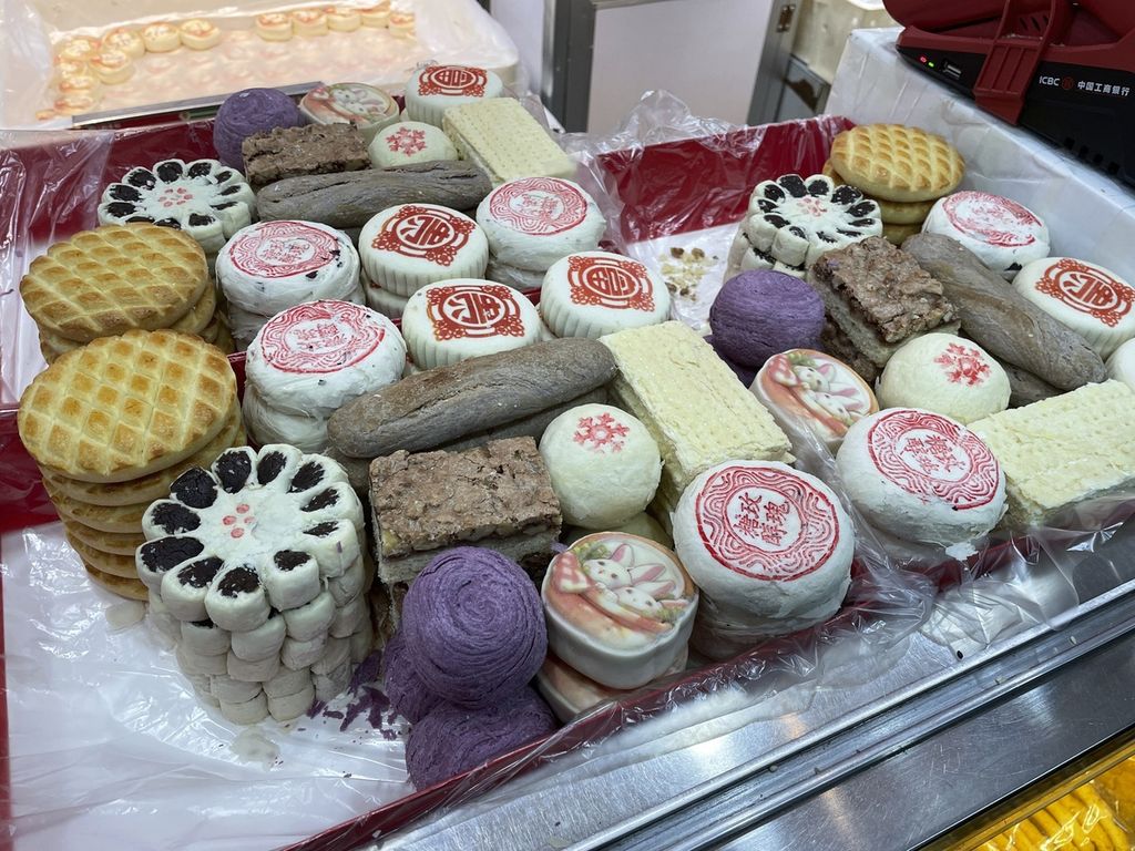 Dua kotak kado kue tradisional tahun baru di sebuah toko roti di Beijing, China, 14 Januari 2023. 