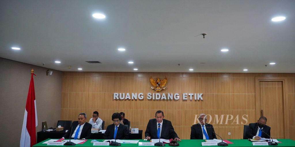 The atmosphere during the ethics hearing of the KPK Supervisory Board regarding the ethical decision against former KPK Chairman Firli Bahuri at the Anti Corruption Learning Center (ACLC) KPK building in Jakarta on Wednesday (27/12/2023).