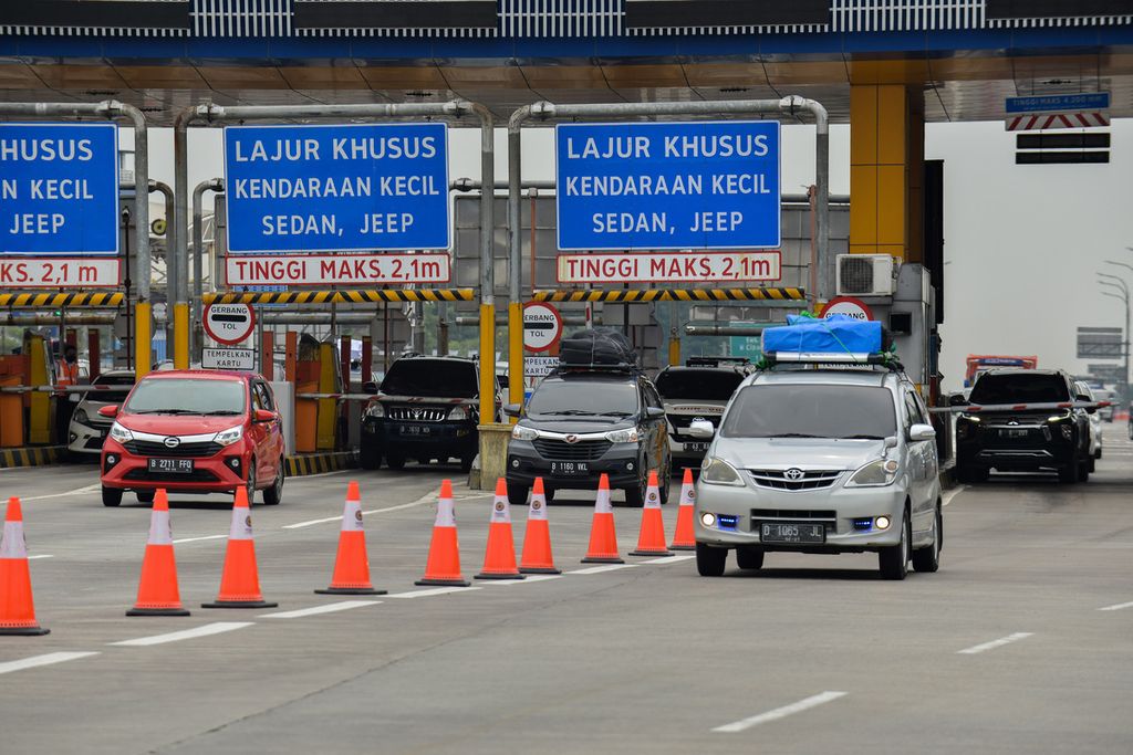 Mobil yang membawa barang bawaan keluar dari Gerbang Tol Cikampek Utama, Karawang, Jawa Barat, sebelum rekayasa lalu lintas satu arah pada Selasa (18/4/2023). Rekayasa lalu lintas ini sebagai upaya pengurai kemacetan di puncak arus mudik Lebaran 2023. 