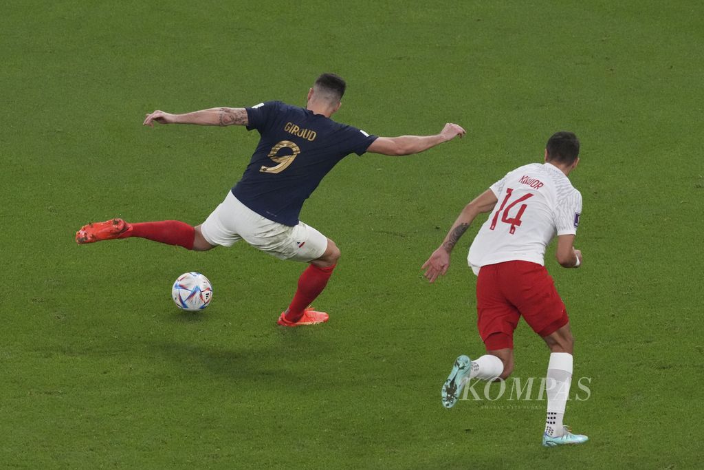 Pemain Perancis, Olivier Giroud, mencetak gol ke gawang Polandia dalam pertandingan babak 16 besar Piala Dunia 2022 di Stadion Al Thumama, Qatar 4 Desember 2022. 