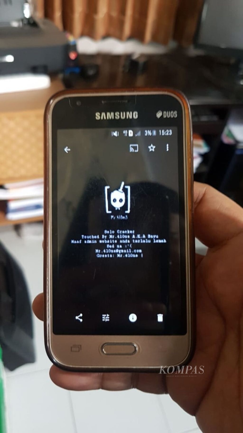HP Samsung J1 yang digunakan tersangka alias Dana (16), warga Cirebon yang tinggal di Mojokerto, untuk membobol lebih dari 100 situs <i>web </i>pemerintah dan umum.