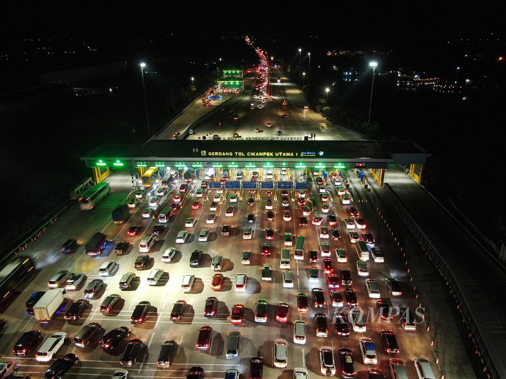 A queue of vehicles enters the Cikampek Utama Toll Gate heading towards Palimanan in Karawang, West Java, Friday (5/4/2024). The <i>contraflow </i>policy has begun to be implemented on the Jakarta-Cikampek Toll Road kilometers 47 to 70 to reduce the increase in traffic volume during the Eid 2024 homecoming flow. Traffic flow starts to get heavy after breaking the fast.
