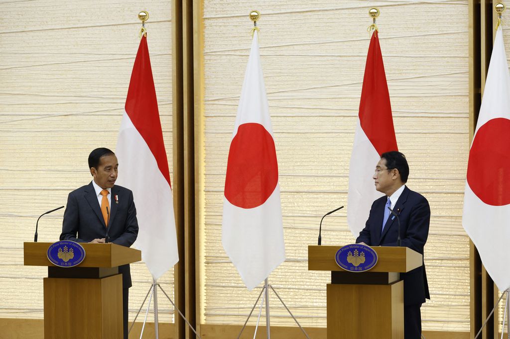 Presiden Joko Widodo dan Perdana Menteri Jepang Fumio Kishida menghadiri konferensi pers bersama di kantor perdana menteri di Tokyo, Jepang, Rabu (27/7/2022). 