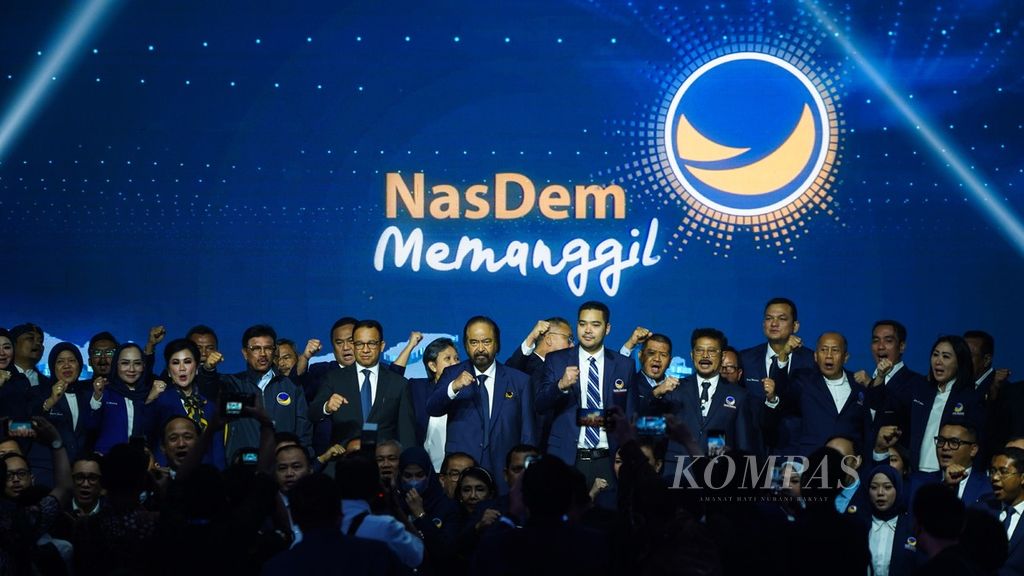 Chairman of the Nasdem Party, Surya Paloh (center), with the presidential candidate for the 2024 election carried by the Nasdem Party, Anies Baswedan (left), Chairman of the Election Winning Body, Prananda Paloh (right), along with all party cadres during the Launching of the "Nasdem Memanggil" Program at the Nasdem Tower Ballroom, Jakarta, on Monday (17/10/2022).