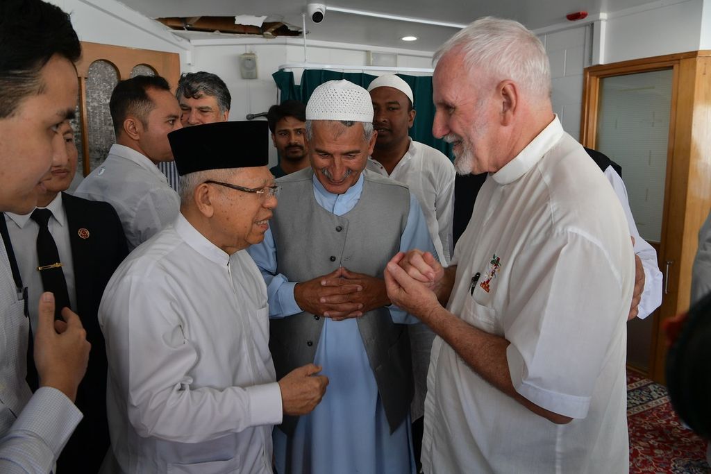Pastor Rory Morrisey dari Gereja Sacred Heart bersalaman dengan Wakil Presiden Ma'ruf Amin seusai Wapres shalat Jumat di Masjid Ponsonby, Selandia Baru, Jumat ( 1/3/2024).