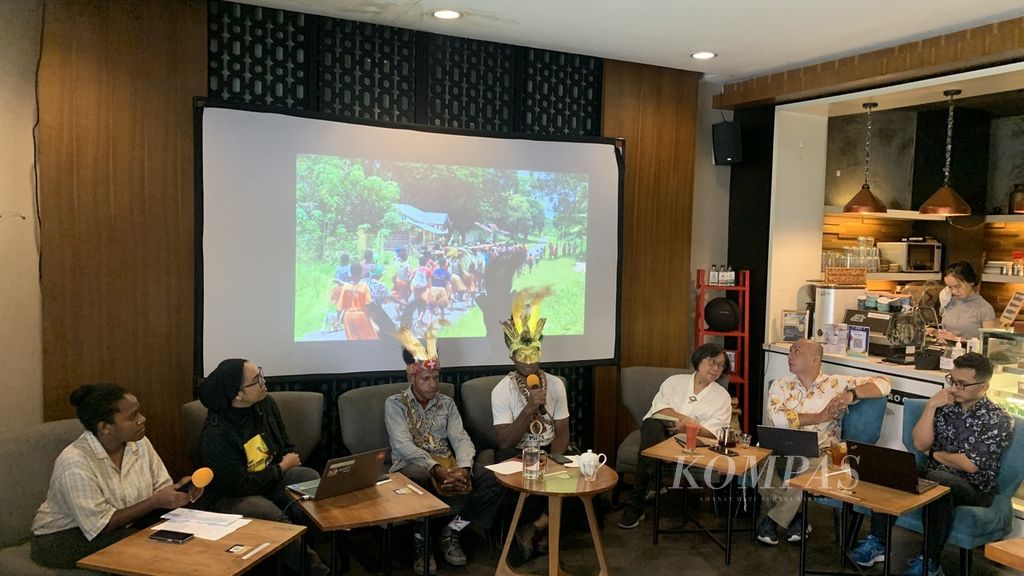 Diskusi perwakilan masyarakat adat suku Awyu di Jakarta, Kamis (11/5/2023). 