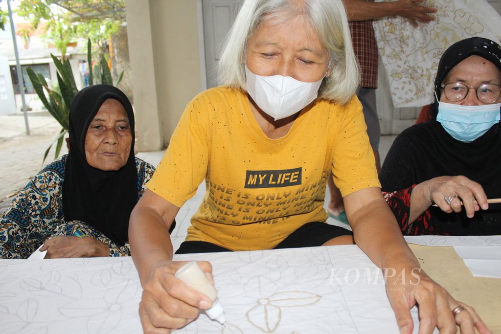 Sejumlah warga lanjut usia membuat Batik Proklim di RW 008 Merbabu Asih, Kelurahan Larangan, Kecamatan Harjamukti, Kota Cirebon, Jawa Barat, Sabtu (4/11/2023).