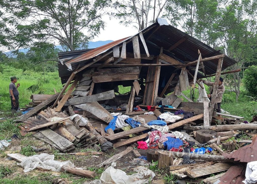 One of the houses of a resident in a plantation in Pintu Rime Gayo District, Bener Meriah, Aceh, was damaged due to the rampage of wild elephants on Thursday (2/12/2021). The elephant conflict in the area has not subsided even though ditches and electric fences have been built.