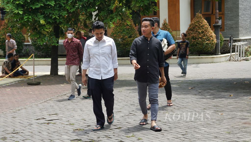 Wali Kota Surakarta Gibran Rakabuming Raka (kanan) berjalan bersama Wakil Gubernur Jawa Timur Emil Elestianto Dardak (kiri) selepas shalat Jumat, di Balai Kota Surakarta, Jawa Tengah, Jumat (20/1/2023). Keduanya baru saja mengadakan pertemuan tertutup.