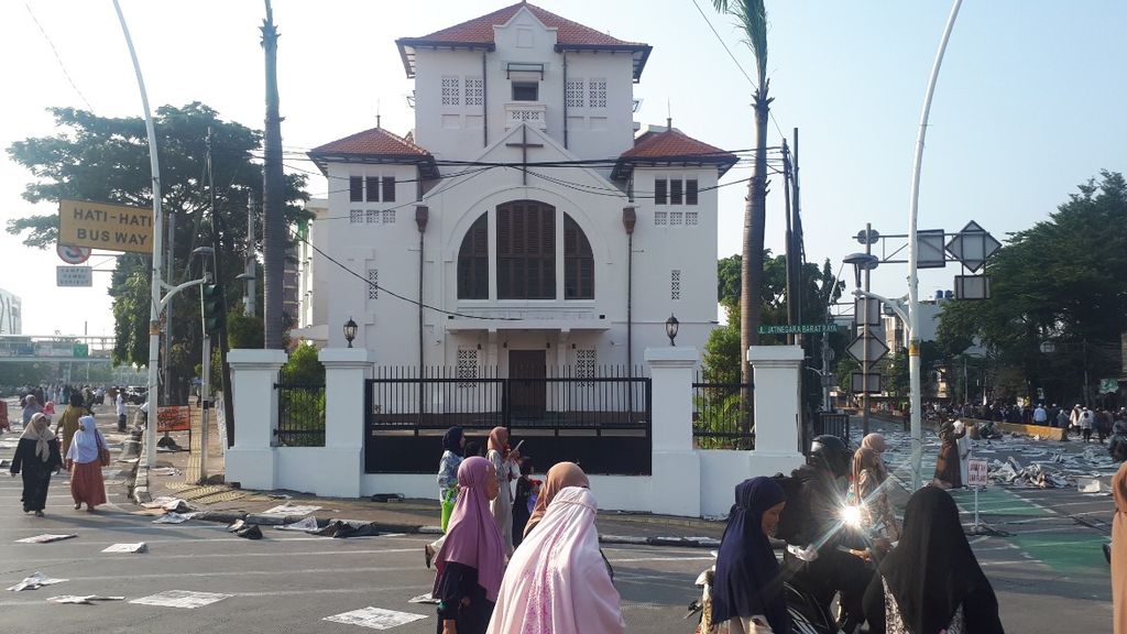 Warga membubarkan diri setelah shalat Idul Fitri di Gereja Koinonia, Jatinegara, Jakarta Timur, Sabtu (22/4/2023).