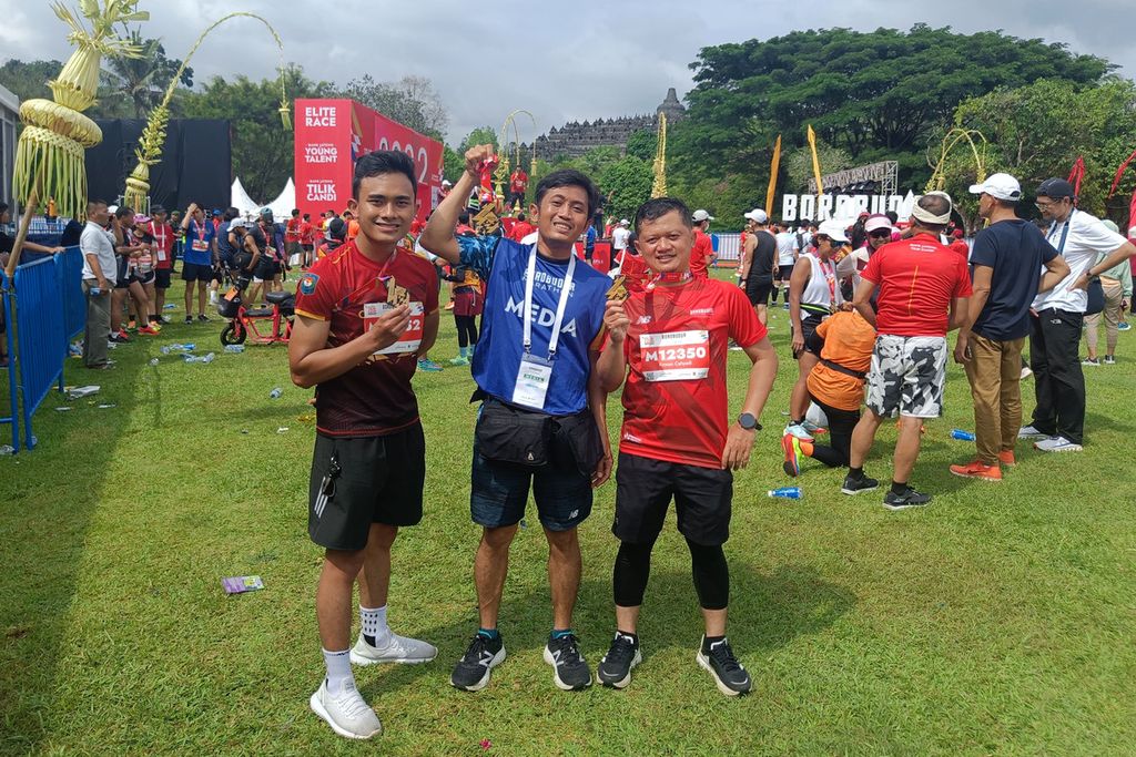 Mengenakan rompi media seusai sampai di garis finis lomba lari Tilik Candi Borobudur Marathon 2022 Powered by Bank Jateng di Magelang, Jawa Tengah, Minggu (12/11/2022).