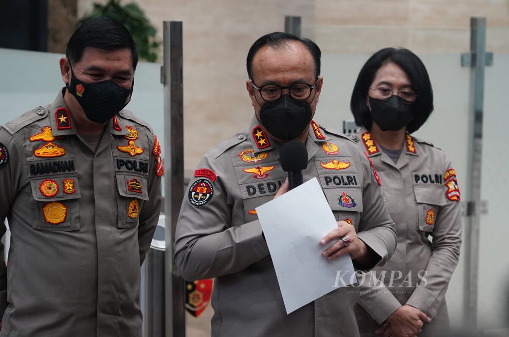 Kepala Divisi Humas Polri Irjen Dedi Prasetyo (tengah) menyampaikan konferensi pers terkait pemeriksaan tersangka Putri Candrawathi di Bareskrim Polri, Jakarta, Jumat (26/8/2022) malam. 