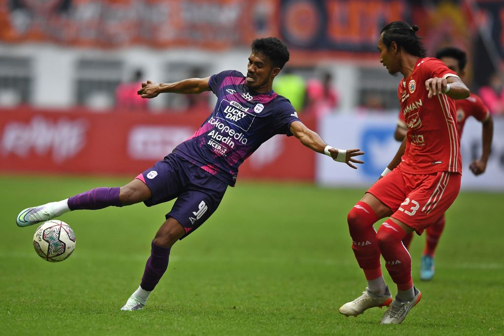 Pemain RANS Nusantara FC, Alfin Tuassalamony (kiri), berusaha mengontrol bola saat dihadang pemain Persija Jakarta, Hansamu Yama (kanan), dalam pertandingan uji coba di Stadion Wibawa Mukti, Cikarang, Kabupaten Bekasi, Jawa Barat, Sabtu (16/7/2022).