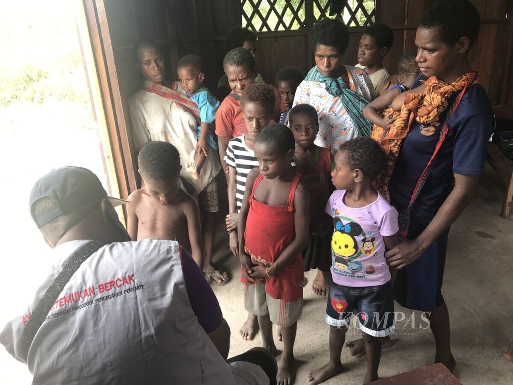Staf dari Litbang Kesehatan Papua tengah memeriks anak-anak di Kampung Daikot, Distrik Joutu, Kabupaten Asmat, Rabu (14/8/2019). Penderita kusta dan terduga kusta di kampung ini di atas 50 persen. 
