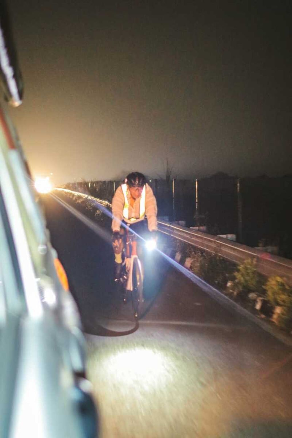 Royke Lumowa mengayuh sepeda selama 20 jam dalam satu segmen perjalanan di India, September 2023.