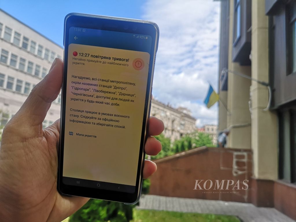 Notifikasi peringatan serangan udara muncul di telepon seluler di kota Kyiv, Ukraina, Selasa (14/5/2022). Notifikasi ini biasanya bersamaan dengan bunyi sirene yang bergema di hampir seluruh penjuru Kyiv.