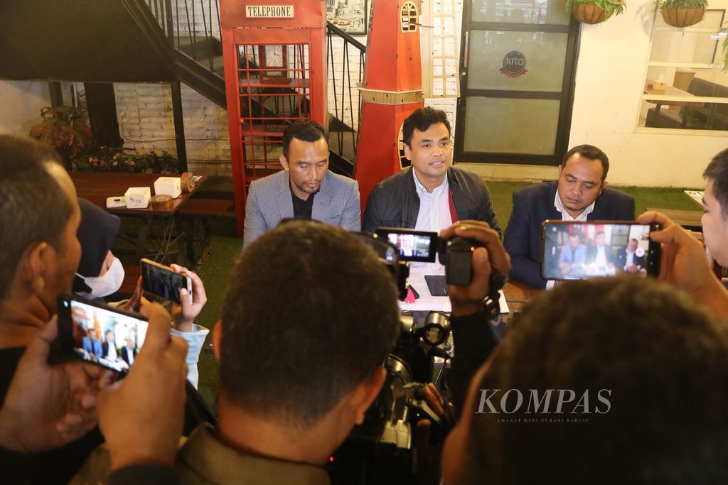 PT Universal Pharmaceutical Industries' attorney, Hermansyah Hutagalung (center), delivers information regarding the alleged contamination of ethylene glycol (EG) and diethylene glycol (DEG) in syrups produced by the company, in Medan, North Sumatra, Tuesday (25/10/ 2022). The syrup was withdrawn from circulation in anticipation of the alleged cause of acute kidney injury in children.