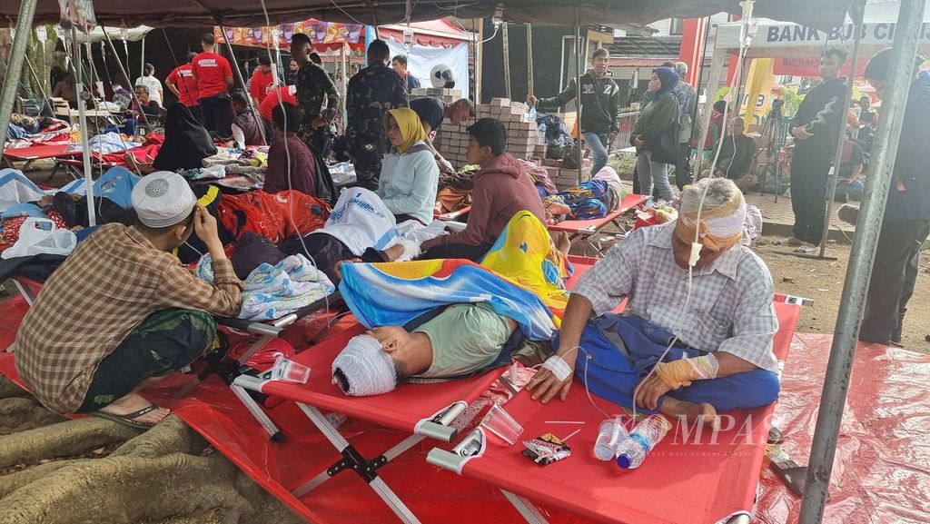 Sejumlah pasien dirawat di tenda darurat Rumah Sakit Umum Daerah Sayang, Cianjur, Jawa Barat, Selasa (22/11/2022). Sebagian besar pasien mengalami luka di kepala atau patah tulang.