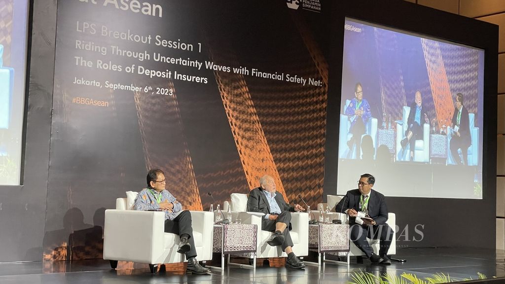 Ekonom AS dan penerima Nobel, Joseph E Stiglitz (tengah), dalam sesi diskusi pada helatan Bloomberg CEO Forum yang diadakan di Jakarta, Rabu (6/9/2023).