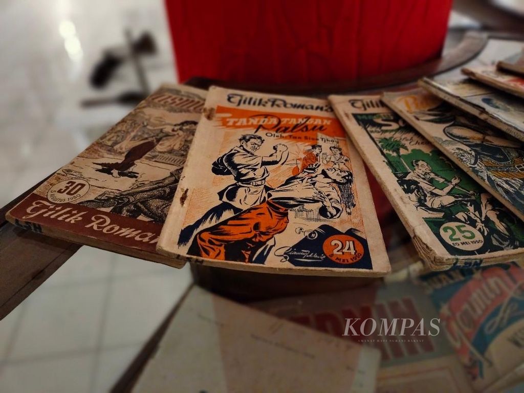 Buku-buku cerita romantis bergambar ditampilkan dalam pameran Sintjhia di Bentara Budaya Yogyakarta, Senin (16/1/2023).
