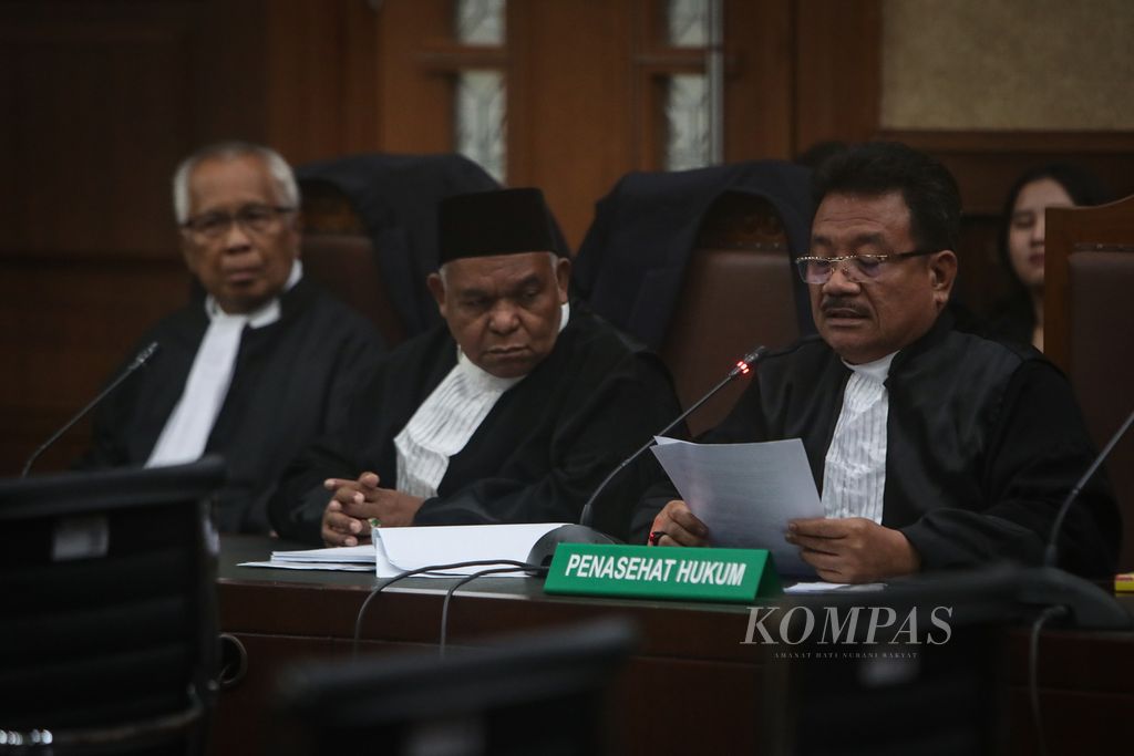 Kuasa hukum terdakwa Lukas Enembe berbicara dalam sidang yang dinyatakan ditunda di Pengadilan Tindak Pidana Korupsi, Jakarta, Senin (17/7/2023). Majelis hakim menunda sidang terdakwa Lukas Enembe terkait suap dan gratifikasi hingga Selasa (1/8/2023) karena terdakwa menjalani perawatan di Rumah Sakit Pusat Angkatan Darat Gatot Soebroto. Majelis hakim kembali menunda penahanan Gubernur nonaktif Papua Lukas Enembe terhitung sejak Minggu (16/7/2023) hingga Senin (31/7/2023). 