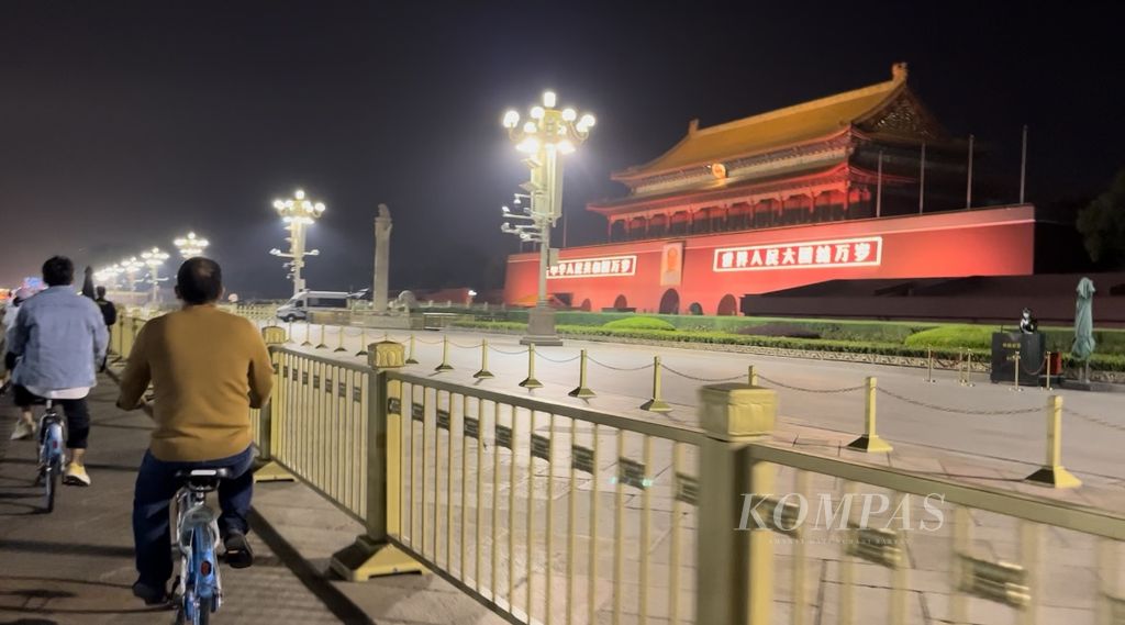 Suasana di kawasan Tiananmen tampak normal seperti biasa dengan polisi dan tentara yang berjaga di depan Gerbang Kedamaian Surgawi atau gerbang kompleks Kota Terlarang di kota Beijing, China, Minggu (25/9/2022).