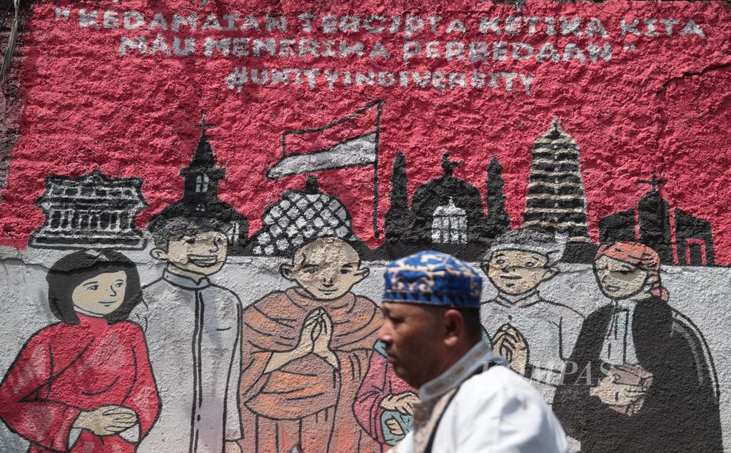 Mural bertema toleransi antarumat beragama tergambar di Kampung Pulo Banda, Pisangan, Tangerang Selatan, Banten, Rabu (2/8/2023). 