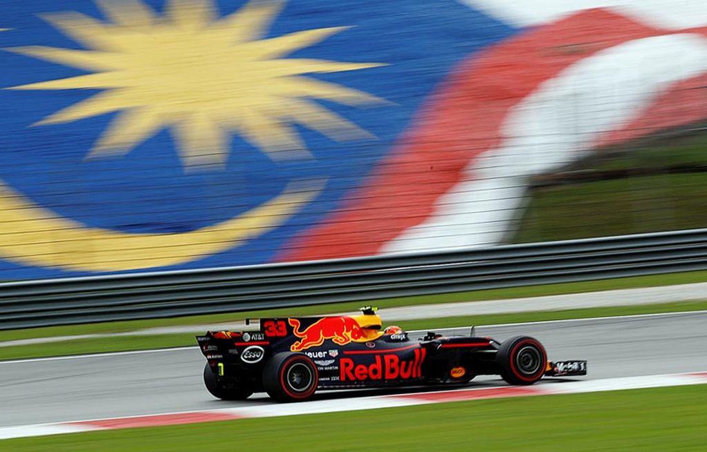 Pebalap  Red Bull, Max Verstappen, memacu mobilnya pada latihan bebas kedua menjelang Grand Prix Malaysia di Sirkuit Sepang, Malaysia, Jumat (29/9).