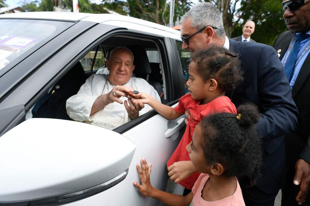 Paus Fransiskus menyapa anak kecil di Kota Port Moresby, Papua Niugini, Sabtu (7/92024). 