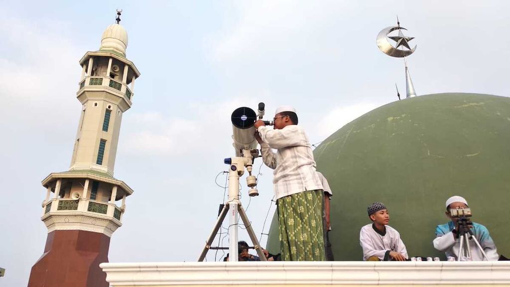 Tim Pusat Observasi Bulan Masjid Musariin, Basmol, Jakarta Barat, tengah memantau hilal (14/6/2018).