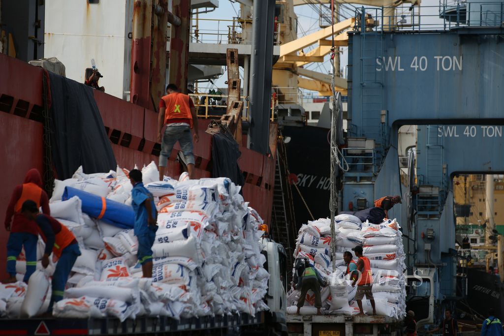 Buruh membongkar beras yang didatangkan dari Vietnam dengan menggunakan kapal barang MP Fortune di Pelabuhan Tanjung Priok, Jakarta, Kamis (21/3/2024). Menurut keterangan pekerja, kapal tersebut mengangkut 27.000 ton beras. Tahun ini pemerintah menetapkan kuota impor beras 3,6 juta ton.